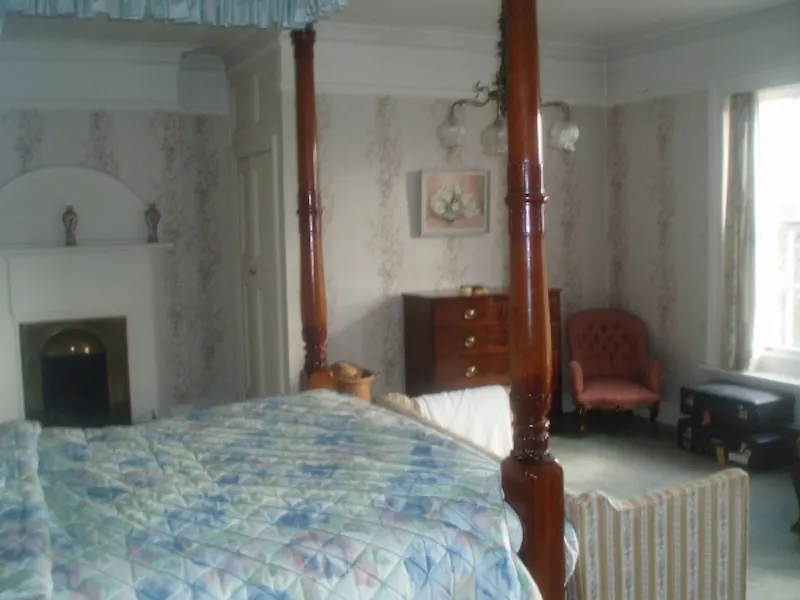 Bedroom at Film location E335 in Surrey (photo 20)