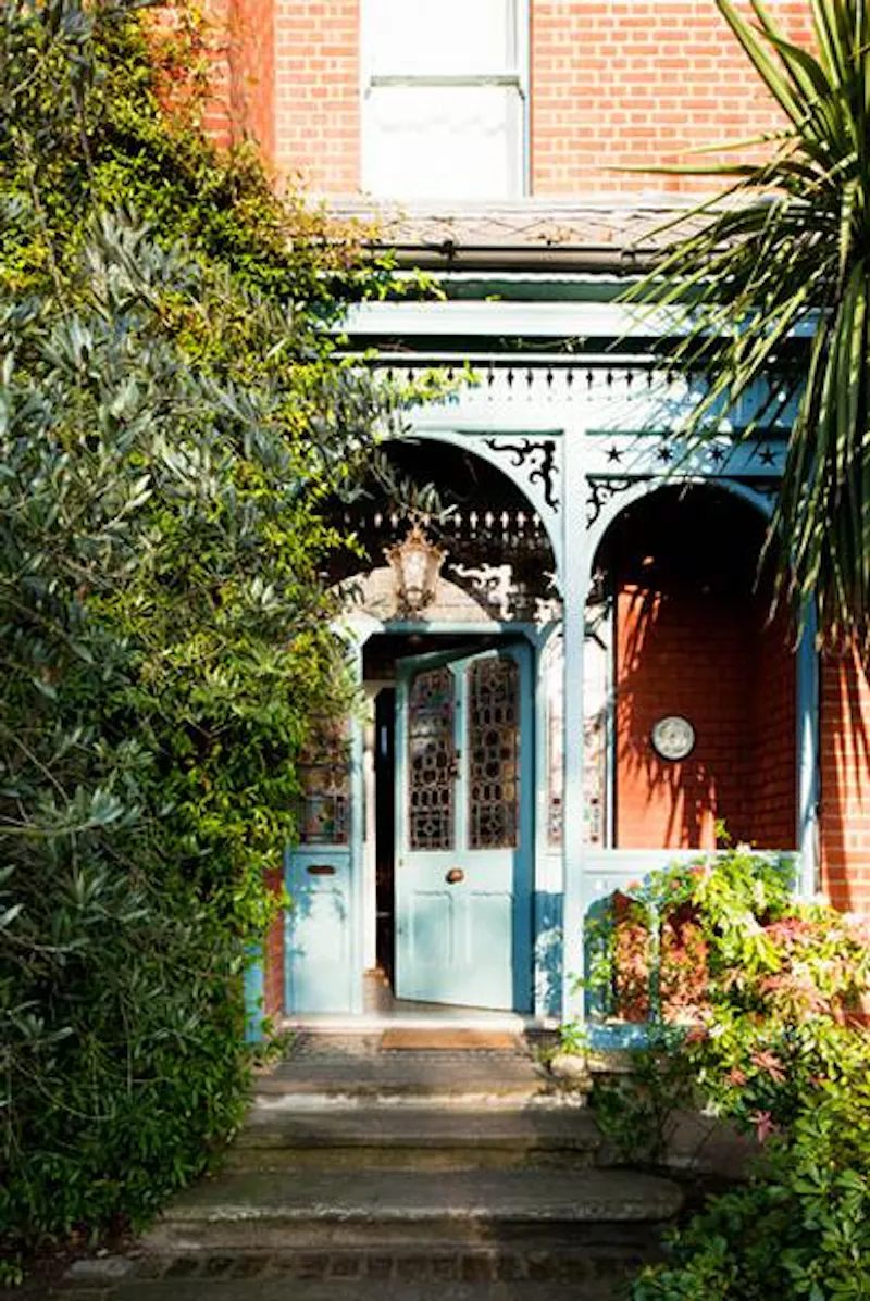 Eclectic Kilburn location house, B1166 (photo 2)