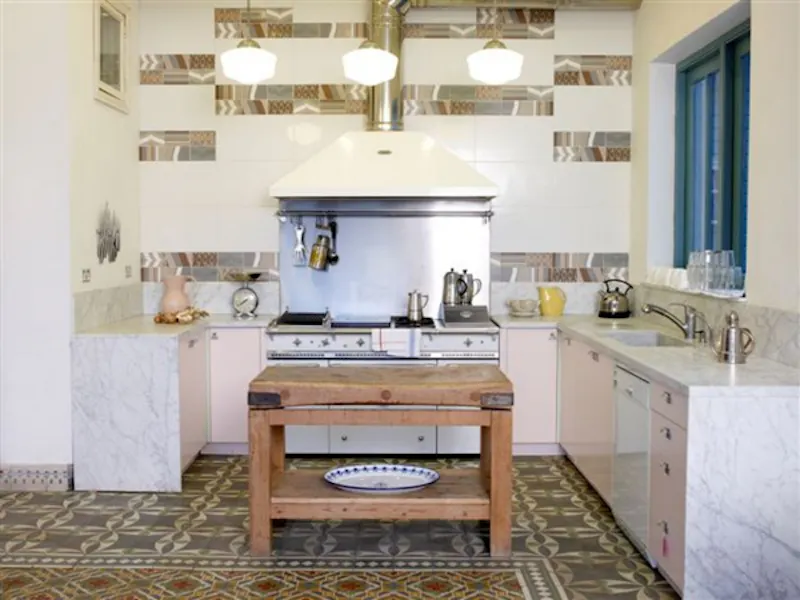 Kitchen at Eclectic Kilburn location house, B1166 (photo 7)