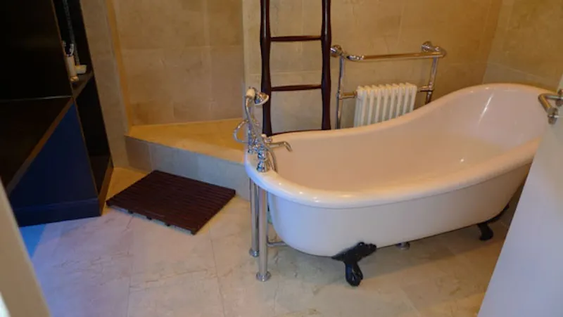 Bath - rolltop at Loft apartment in Old Street, F978 (photo 9)