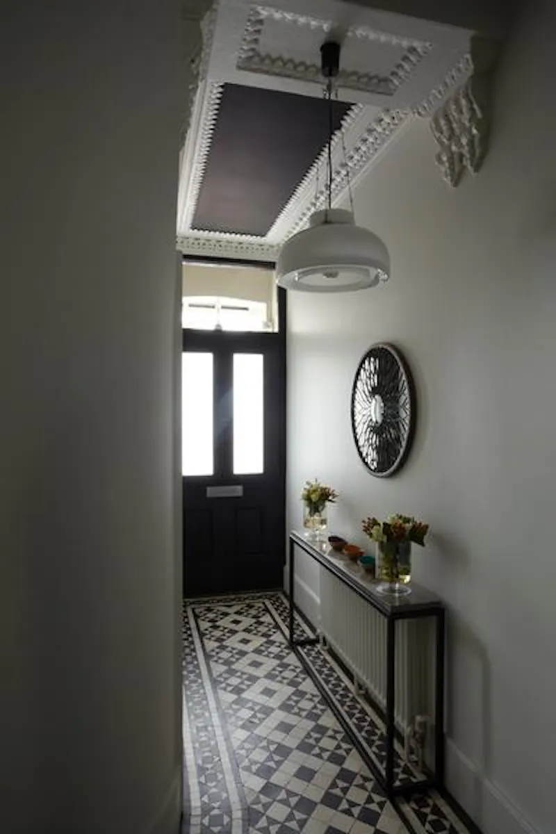 Monochrome Clapham house, K328 (photo 2)