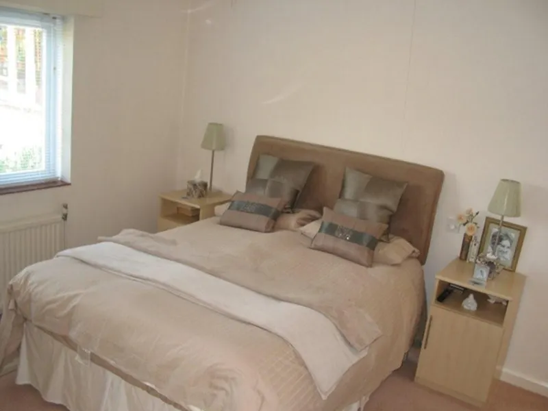 Bedroom at Film location D1323 in Essex (photo 9)
