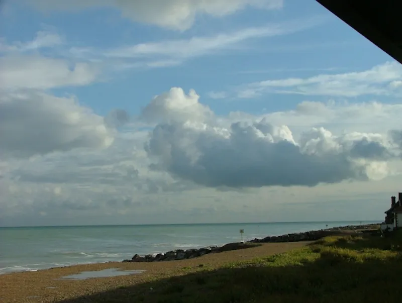Modern Lancing beach house, C797 (photo 13)