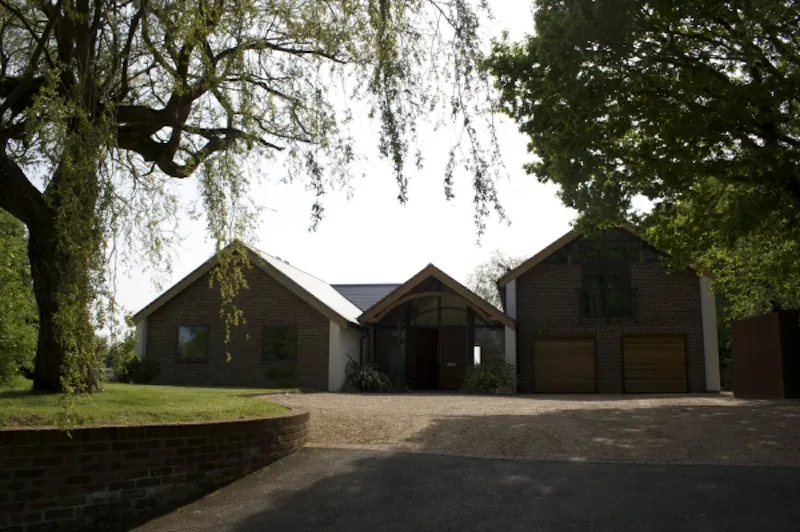 Driveway at Spithurst modern house, K331 (photo 17)