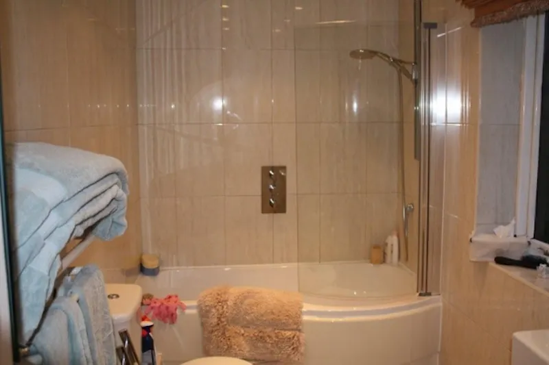 Bathroom at Film location D2019 in Hertfordshire (photo 5)