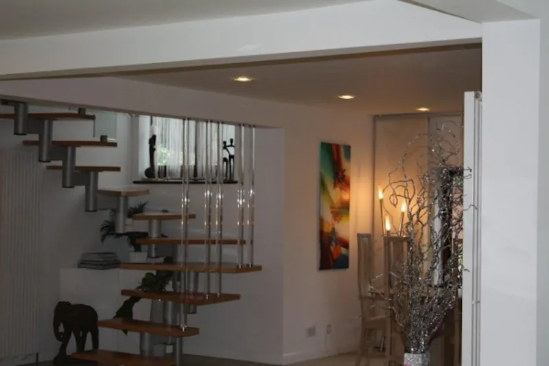 Staircase at Film location D2019 in Hertfordshire (photo 16)