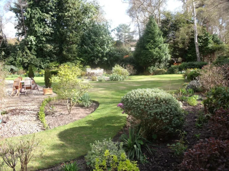 Garden at Film location D2020 in Surrey (photo 15)