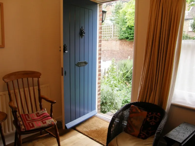 Corner house in Sevenoaks, B1523 (photo 2)