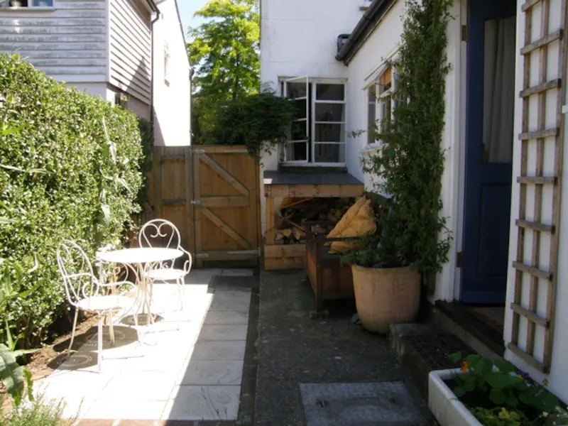 Garden at Corner house in Sevenoaks, B1523 (photo 15)
