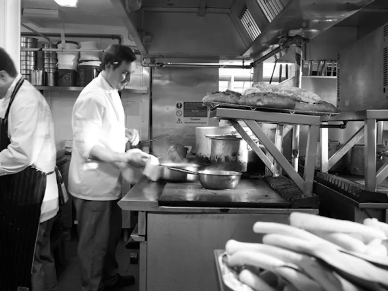 Kitchen at Coaching Inn near Maidenhead, R729 (photo 7)