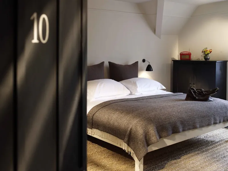 Bathroom at Coaching Inn near Maidenhead, R729 (photo 11)