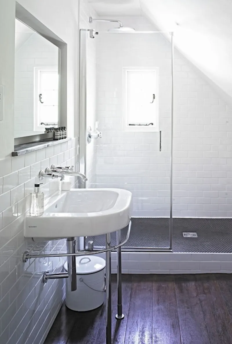 Bathroom at Coaching Inn near Maidenhead, R729 (photo 13)
