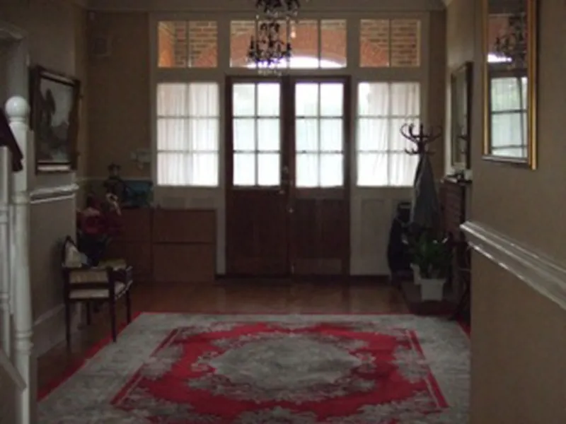 Entrance hall at Film location D2023 in Surrey (photo 2)