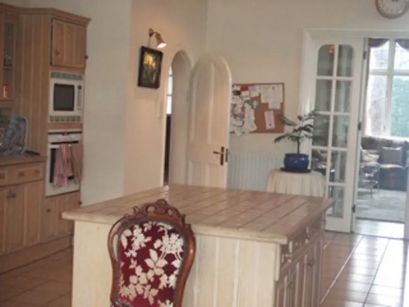 Kitchen at Film location D2023 in Surrey (photo 4)