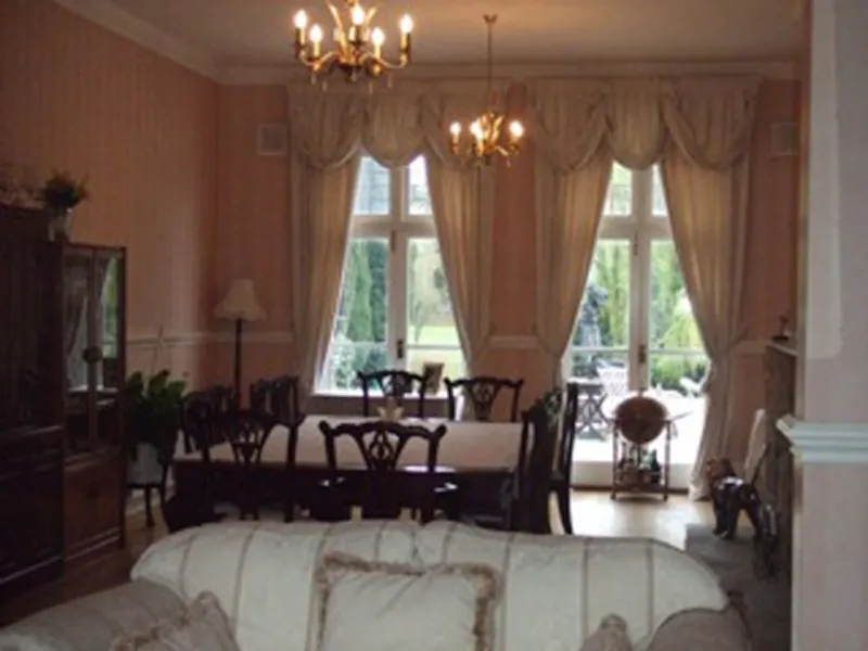 Dining room at Film location D2023 in Surrey (photo 5)