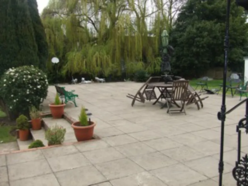 Terrace/Patio at Film location D2023 in Surrey (photo 10)