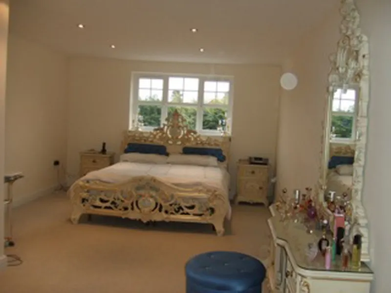 Bedroom at Film location D2024 in Surrey (photo 5)