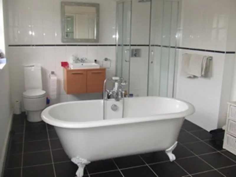 Bathroom at Film location D2024 in Surrey (photo 6)