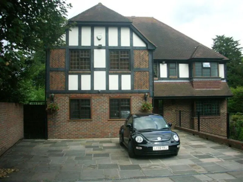 Driveway at Film location D2026 in Kent (photo 1)