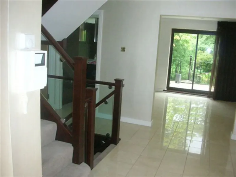 Staircase at Film location D2026 in Kent (photo 10)