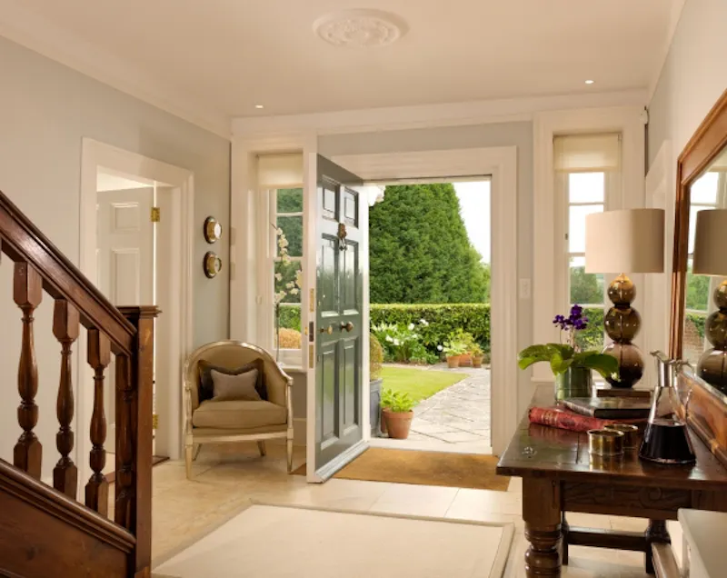 Entrance hall at Classic country in Twyford, A1226 (photo 3)