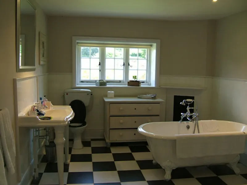 Bathroom at Classic country in Twyford, A1226 (photo 24)
