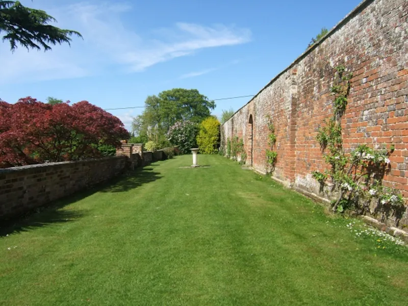 Garden at Classic country in Twyford, A1226 (photo 28)