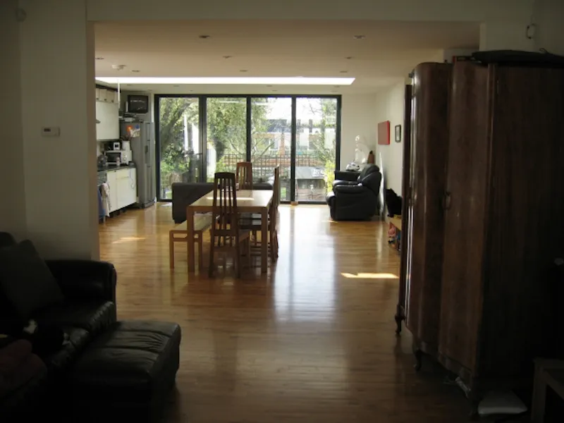 Kitchen at Film location D2031 in London (photo 4)