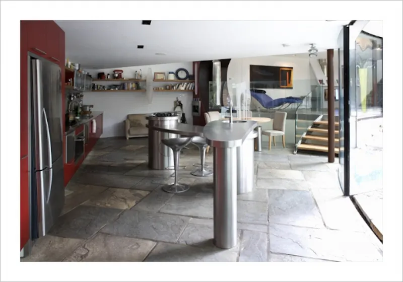 Kitchen at Curved Clapham South house, K258 (photo 2)