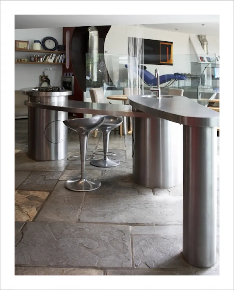 Kitchen island at Curved Clapham South house, K258 (photo 5)