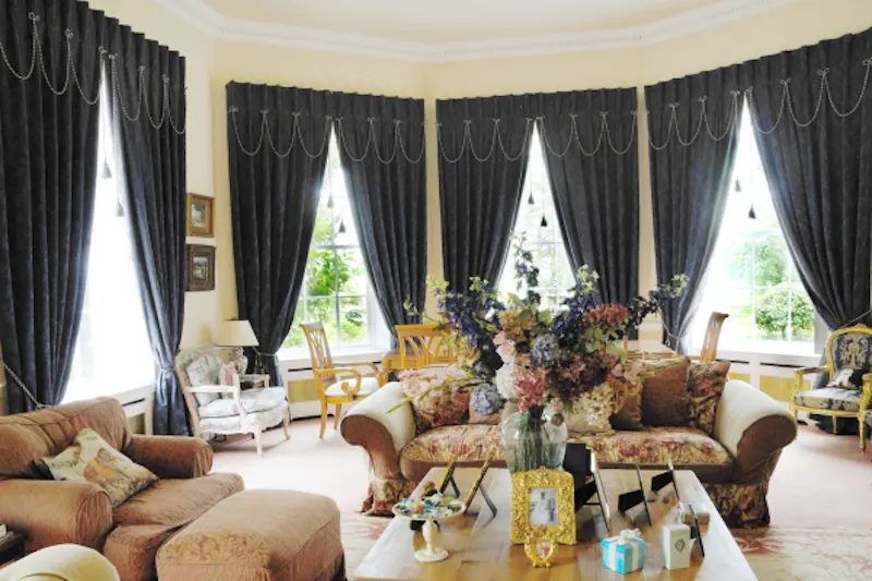 Drawing room at Grand Scunthorpe country house, A1232 (photo 2)