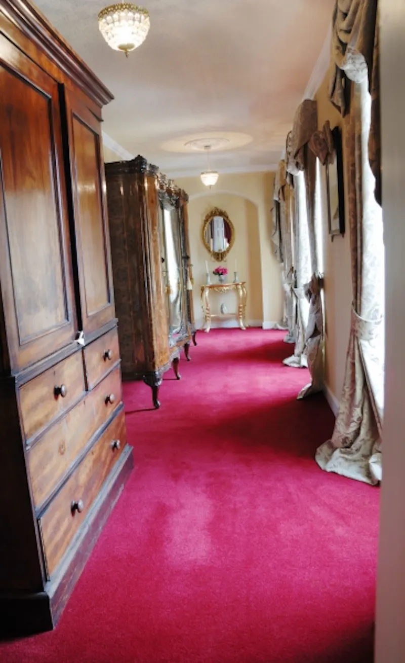 Corridor at Grand Scunthorpe country house, A1232 (photo 21)