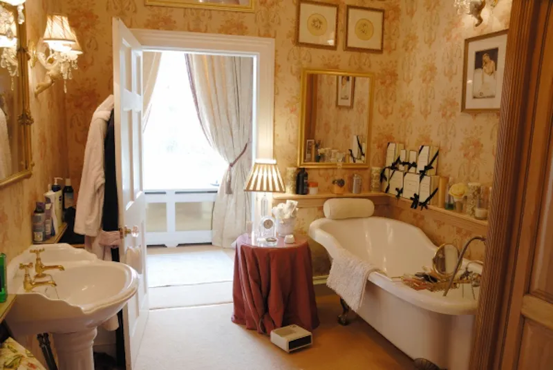 Bathroom at Grand Scunthorpe country house, A1232 (photo 42)