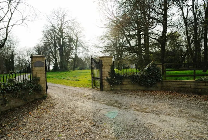 Driveway at Grand Scunthorpe country house, A1232 (photo 44)