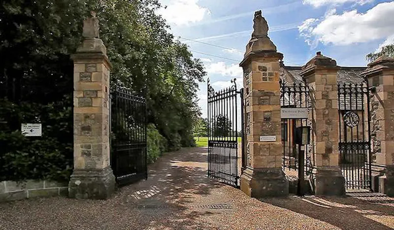 Opulent Wrotham stately, A40 (photo 32)