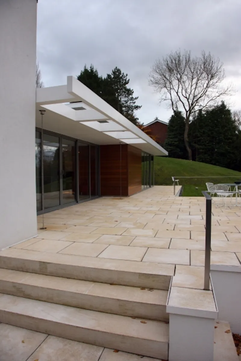 Garden at Modern Wellesbourne house, K339 (photo 3)