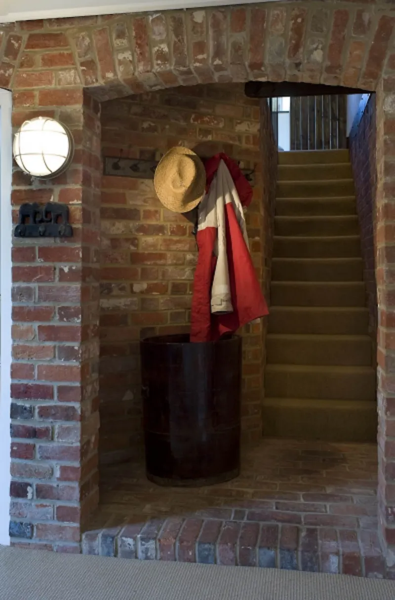 Exposed brick at Film location C800 in Hampshire (photo 10)