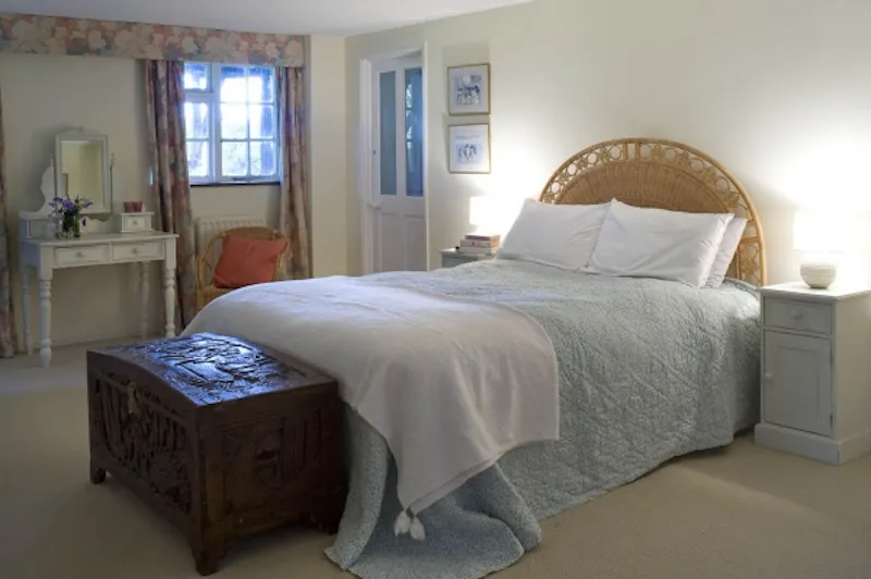 Bedroom at Film location C800 in Hampshire (photo 18)