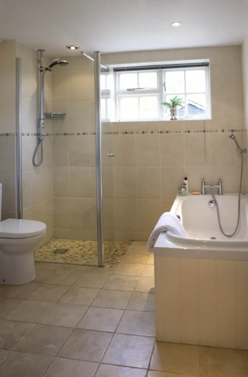 Bathroom at Film location C800 in Hampshire (photo 19)