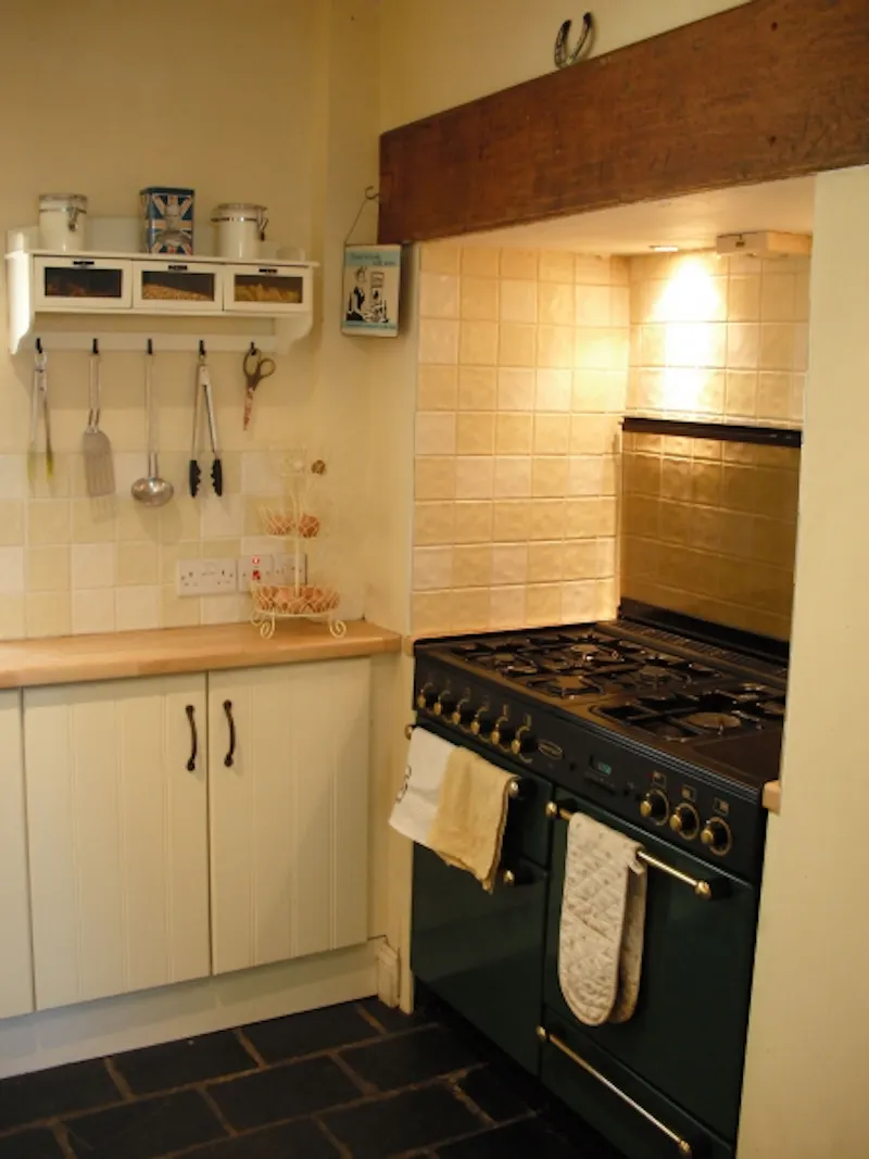 Kitchen at Film location E336 in Somerset (photo 5)
