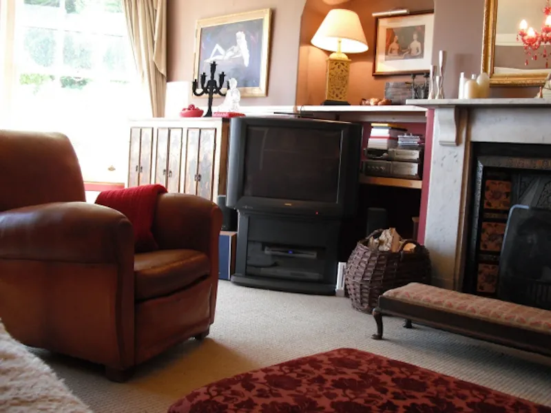 Living Room at Film location E336 in Somerset (photo 14)