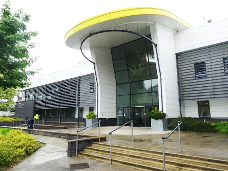 Versatile Haringey college, J208 (photo 1)