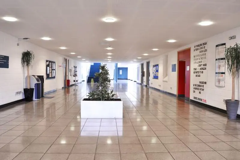 Versatile Haringey college, J208 (photo 2)