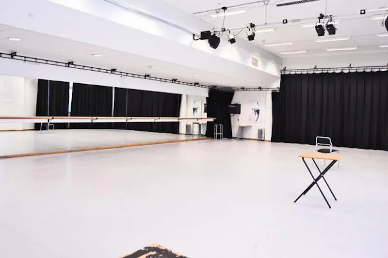 Versatile Haringey college, J208 (photo 36)