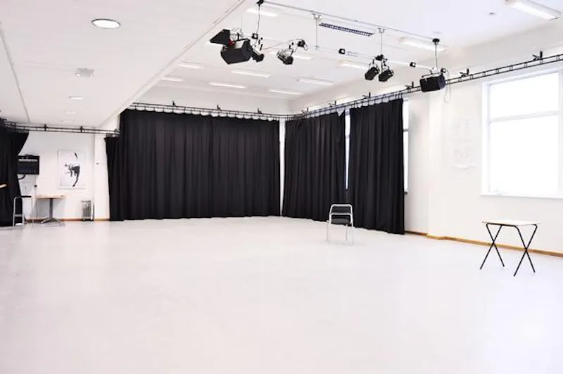 Versatile Haringey college, J208 (photo 37)
