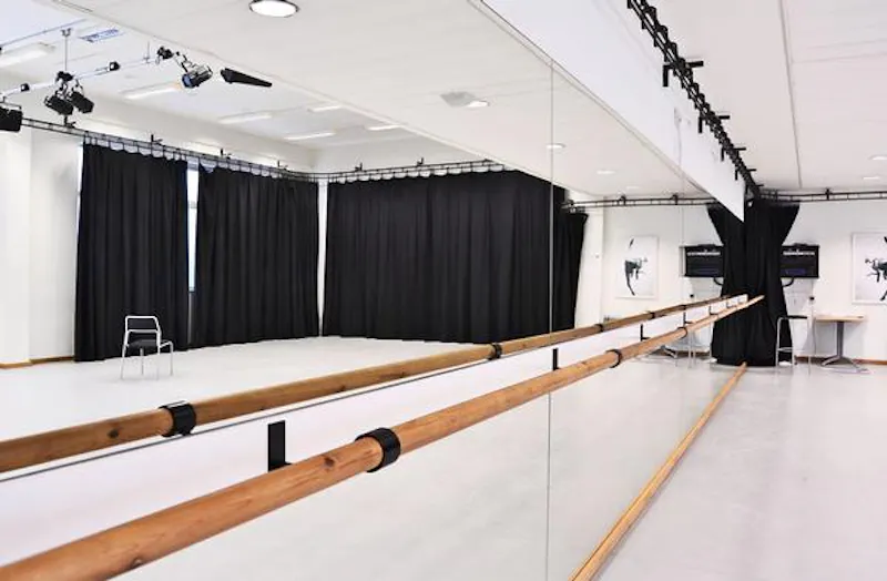 Versatile Haringey college, J208 (photo 38)