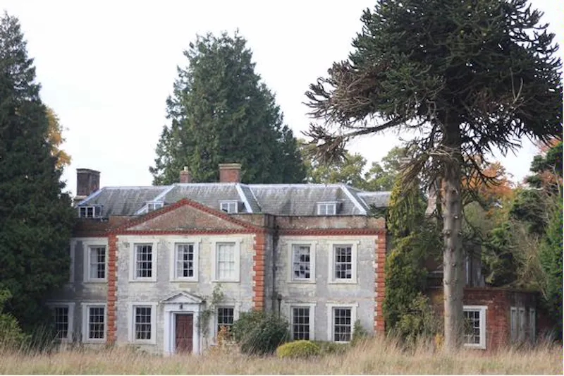 Authentic Petersfield house, A1243 (photo 1)