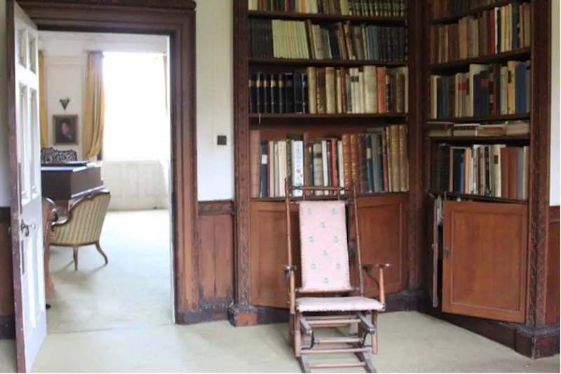 Library at Authentic Petersfield house, A1243 (photo 9)