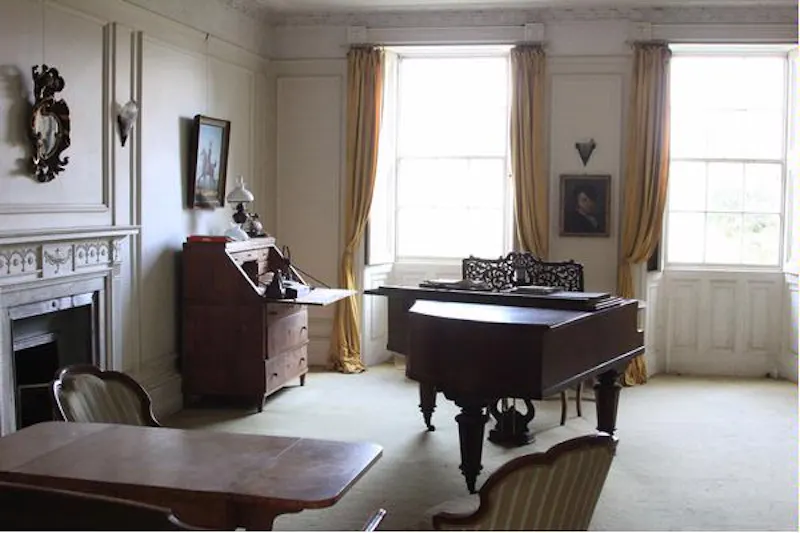 Drawing room at Authentic Petersfield house, A1243 (photo 16)