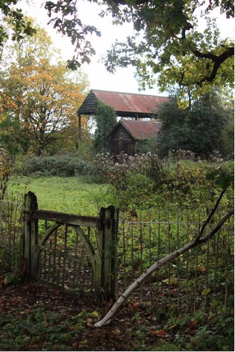 Gate at Authentic Petersfield house, A1243 (photo 54)